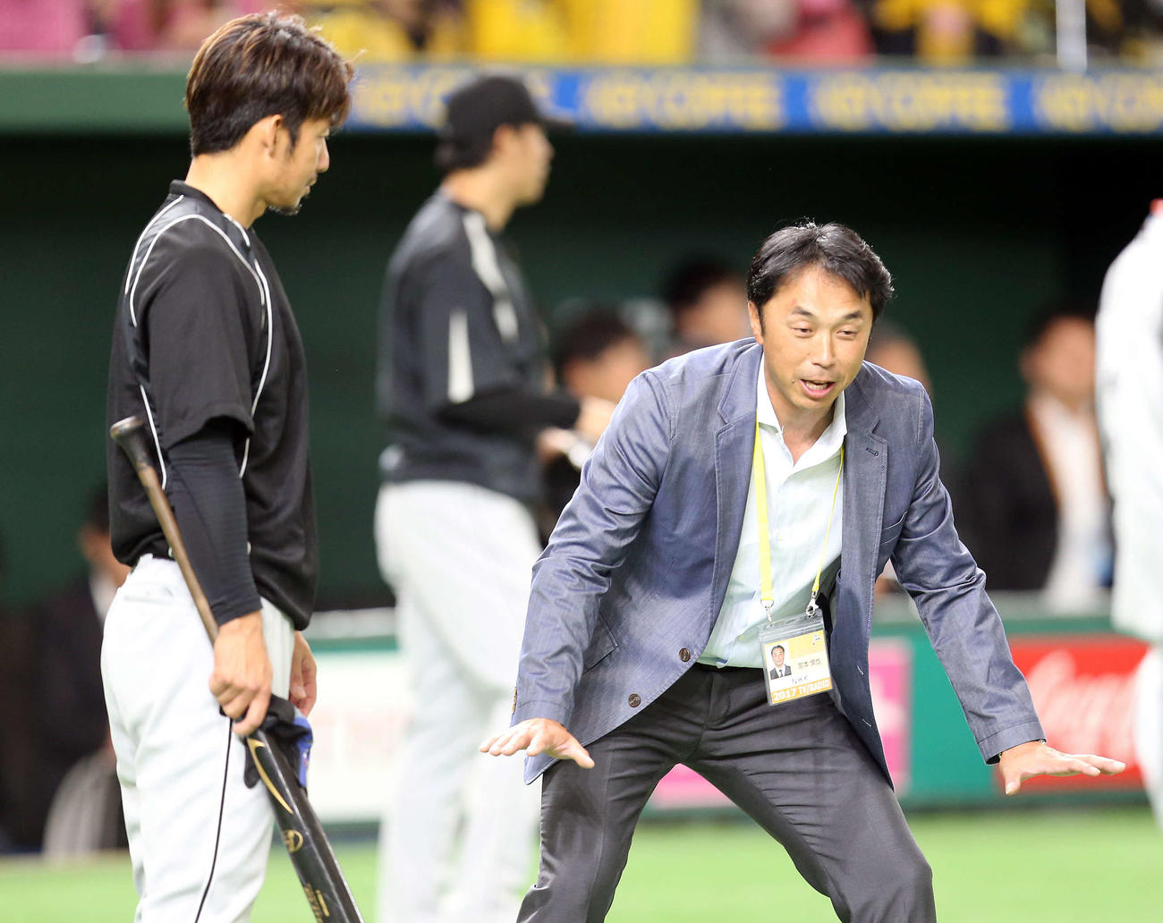 2017年4月、阪神鳥谷（左）と守備について身ぶり手ぶりで話す宮本慎也氏