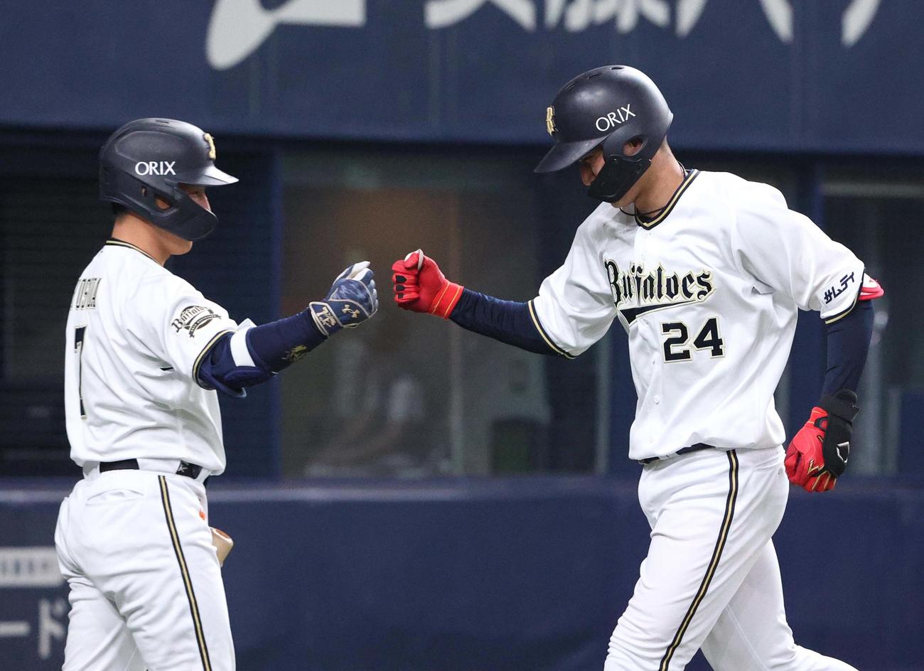 オリックス対中日　6回裏オリックス無死、紅林（右）は中越え本塁打を放ち、吉田正とグータッチ（撮影・上田博志）