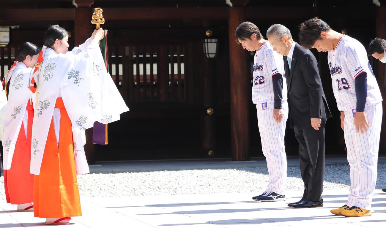 ヤクルトが明治神宮に必勝祈願を行った。右から、小川選手会長、衣笠球団社長兼オーナー代行、高津監督（撮影・古川真弥）