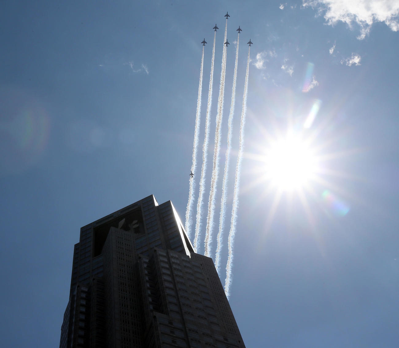 都庁上空を飛行するブルーインパルス（2020年5月29日撮影）