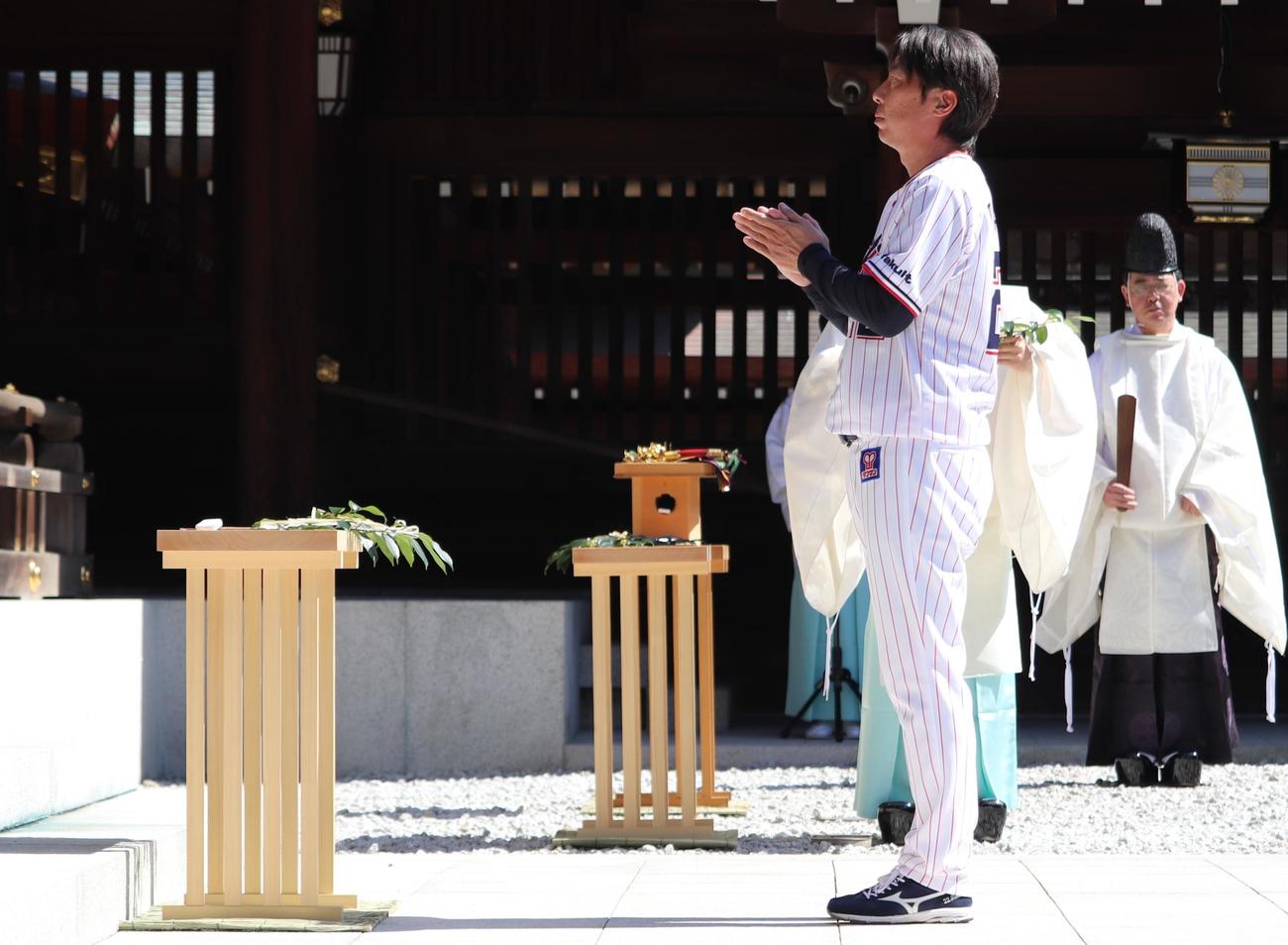 明治神宮に必勝祈願を行ったヤクルト高津監督（撮影・古川真弥）