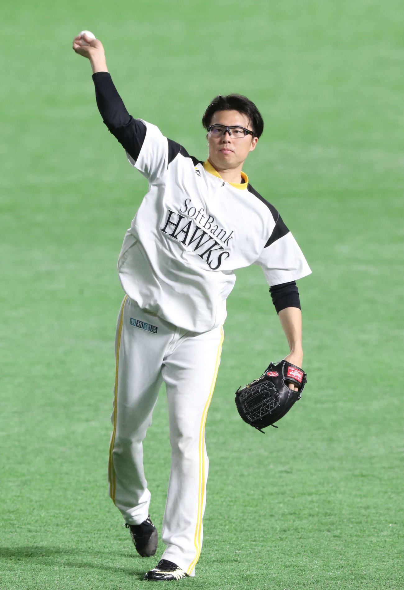 キャッチボールで調整するソフトバンク田中正（撮影・梅根麻紀）