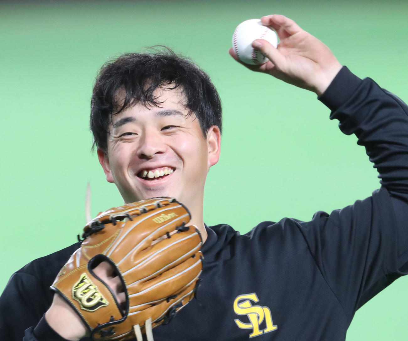 キャッチボールで調整する大関友久（撮影・梅根麻紀）