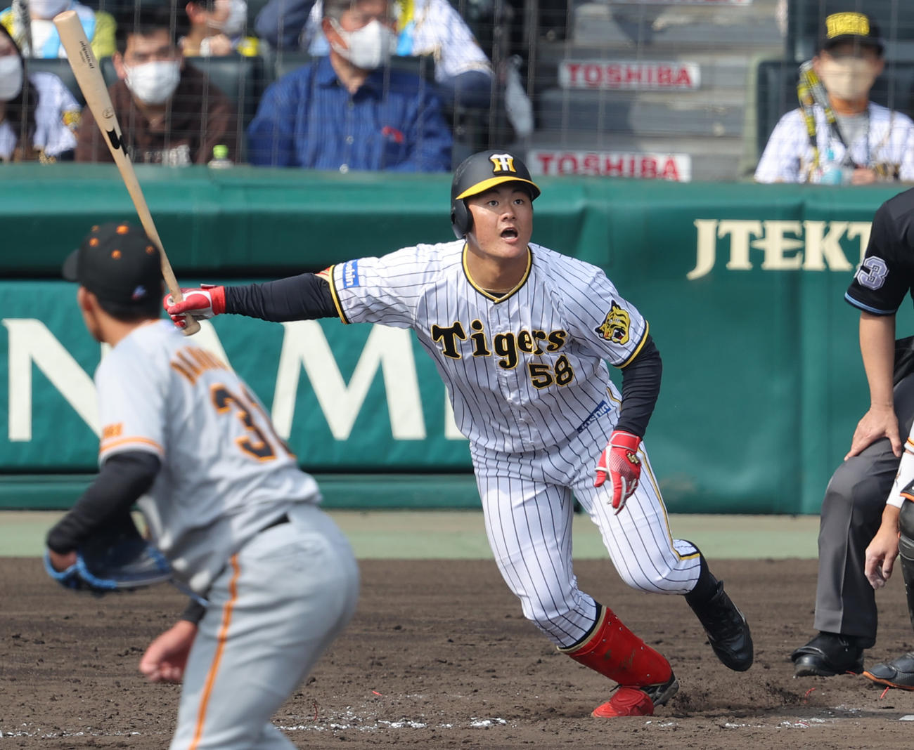 13日、巨人とのオープン戦で活躍を見せる阪神前川（撮影・上山淳一）
