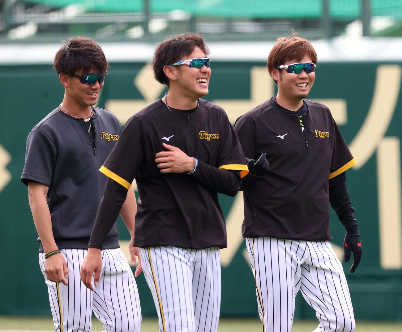 伊藤将（左）小川（中央）と談笑する西勇（撮影・上田博志）
