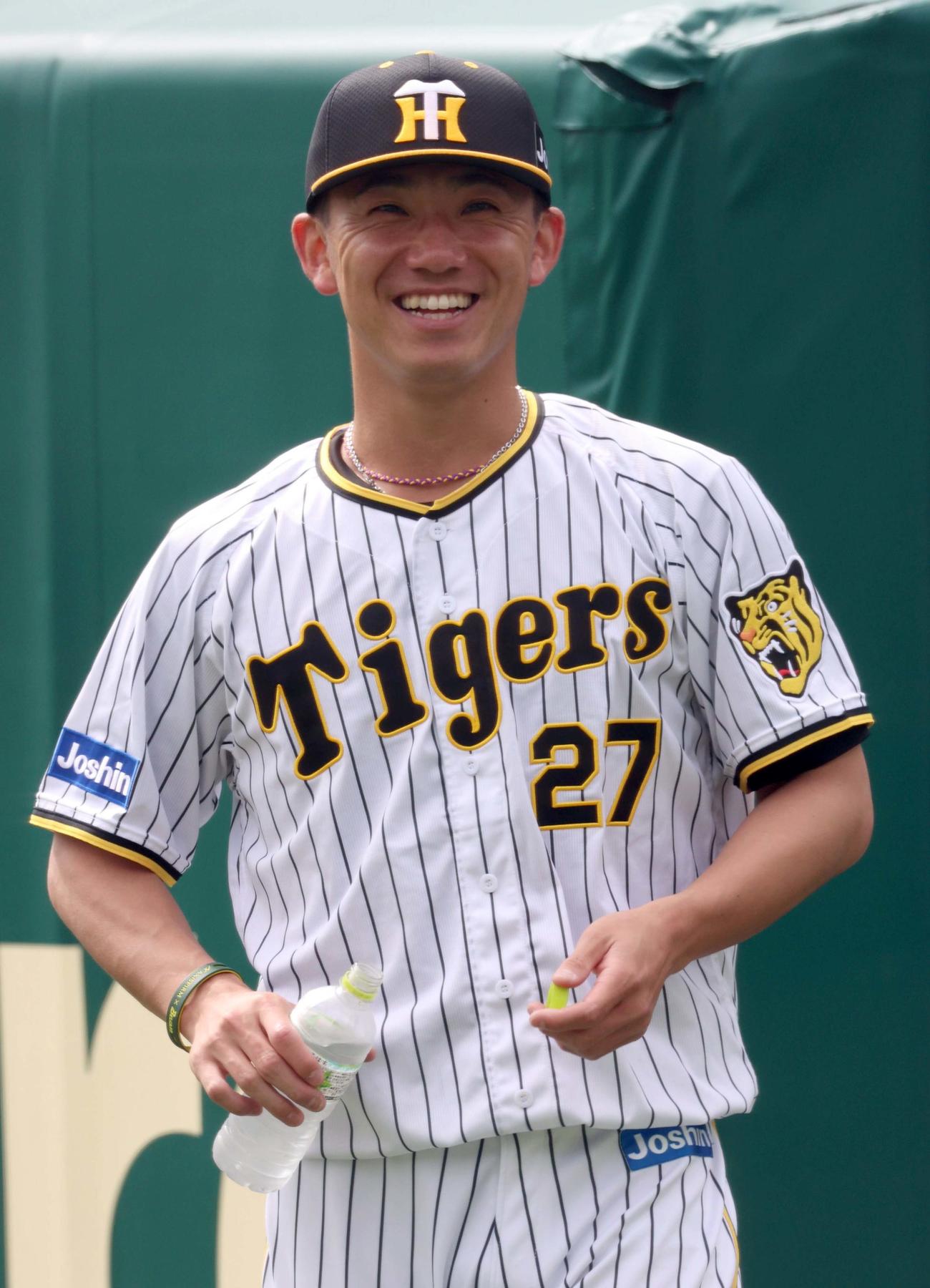 笑顔を見せながら練習に励む伊藤将（撮影・上田博志）