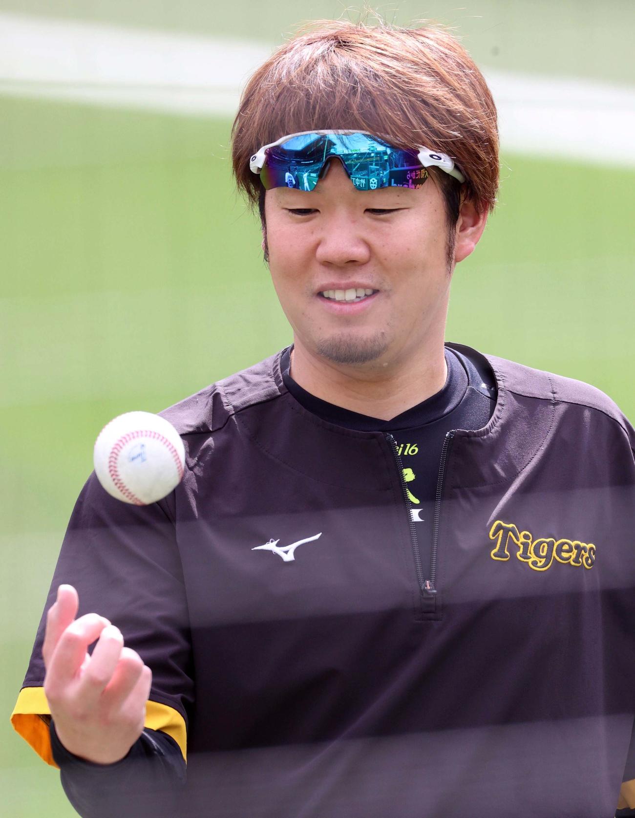 笑顔を見せながら調整する西勇（撮影・上田博志）