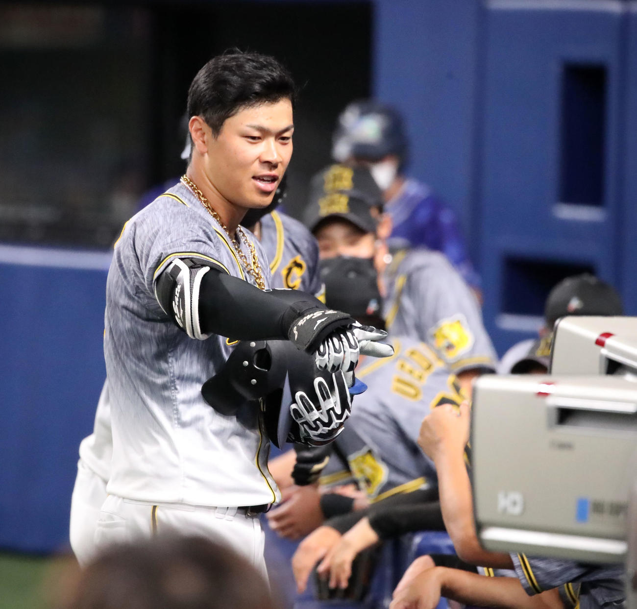 阪神佐藤輝明はカメラに向かってZポーズを決める（2021年9月撮影）