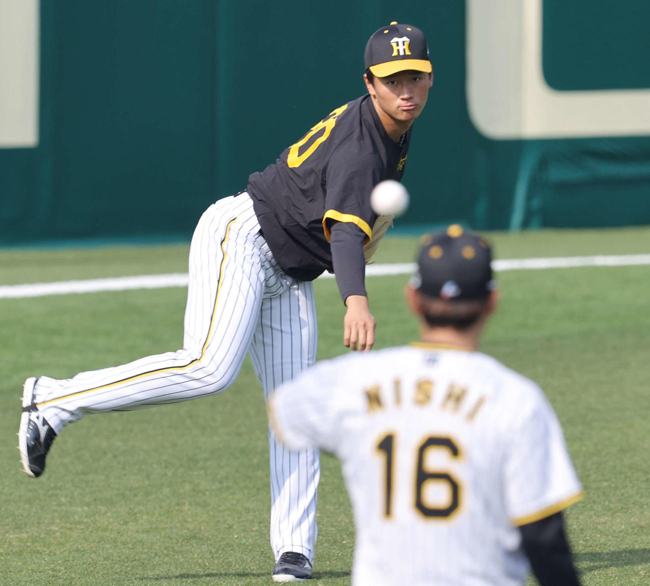 13日、西勇（手前）とキャッチボールを行った森木