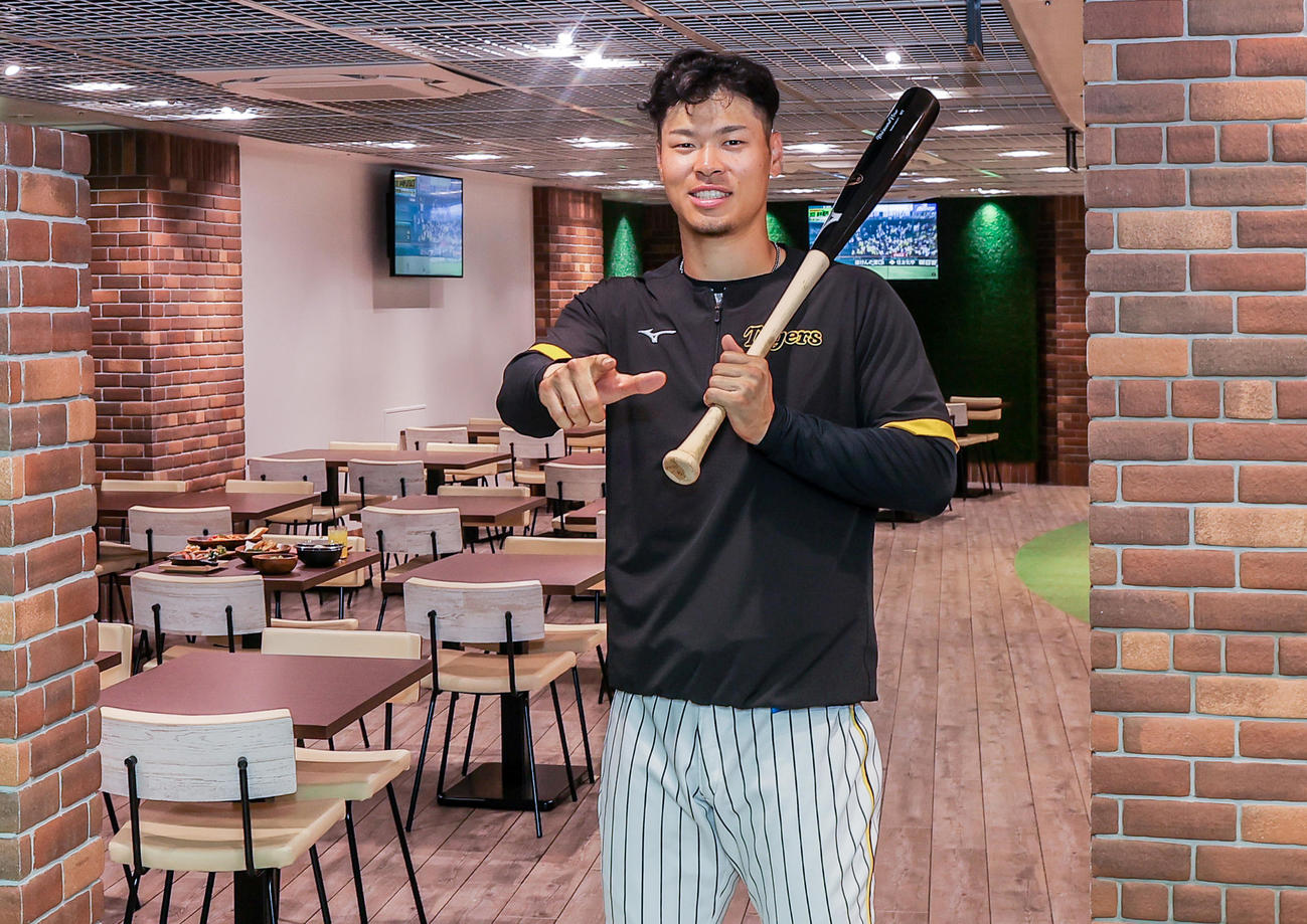 ライト外野エリアに新設された「docomo LOUNGE KOSHIEN」を紹介する阪神佐藤輝（撮影・上山淳一）