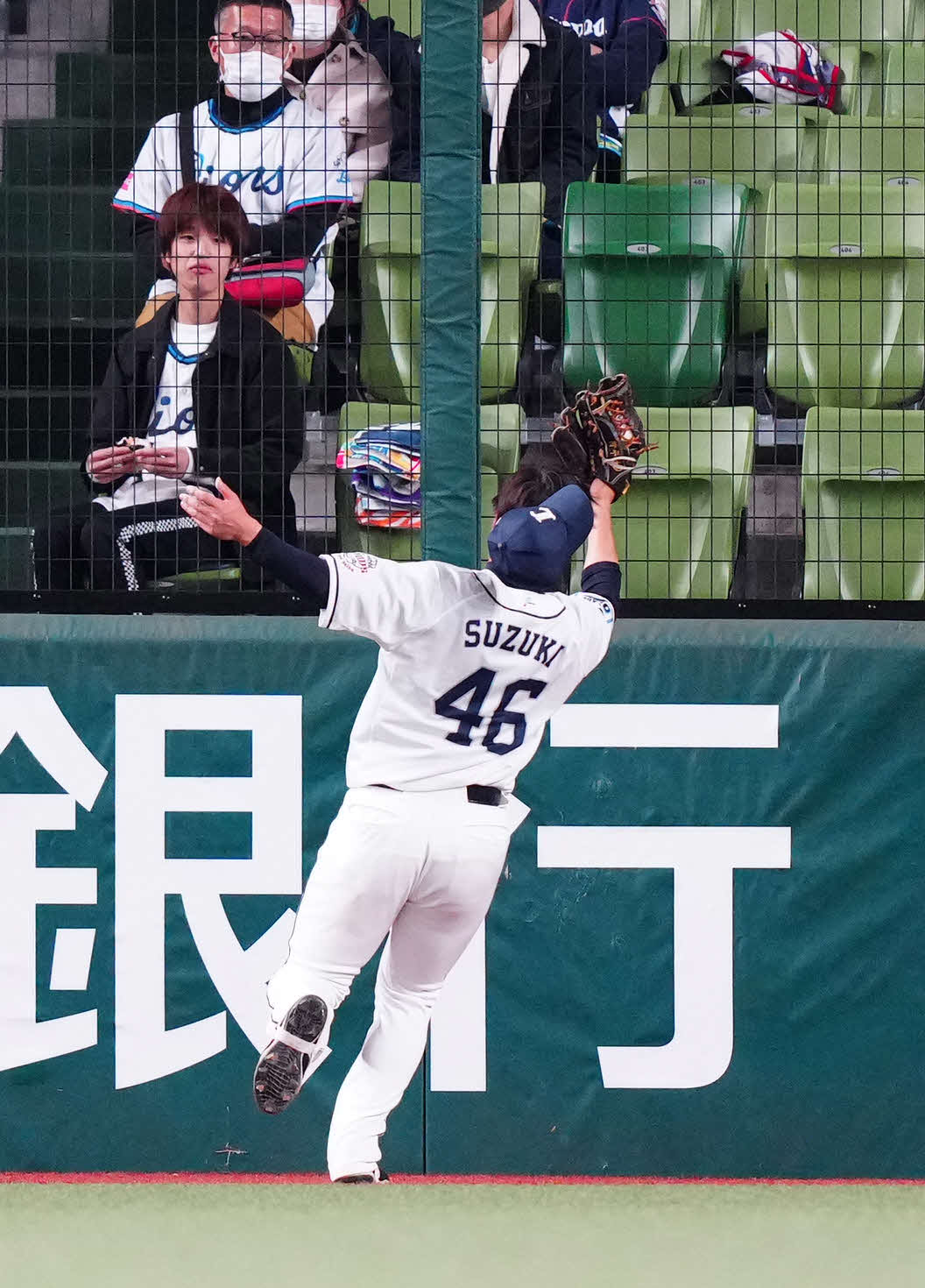 西武対日本ハム　5回表日本ハム1死、松本剛の打球を好捕する中堅手鈴木（撮影・江口和貴）
