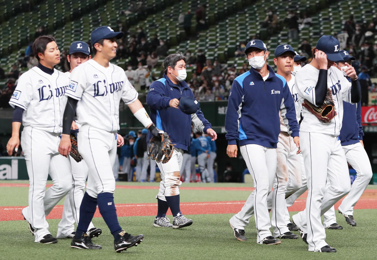 西武対日本ハム　勝利しスタンドに応える西武中村（中央）ら（撮影・足立雅史）