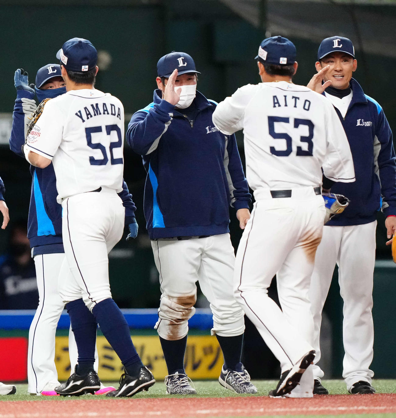 西武対日本ハム　勝利のタッチをかわす西武中村（中央）（撮影・江口和貴）