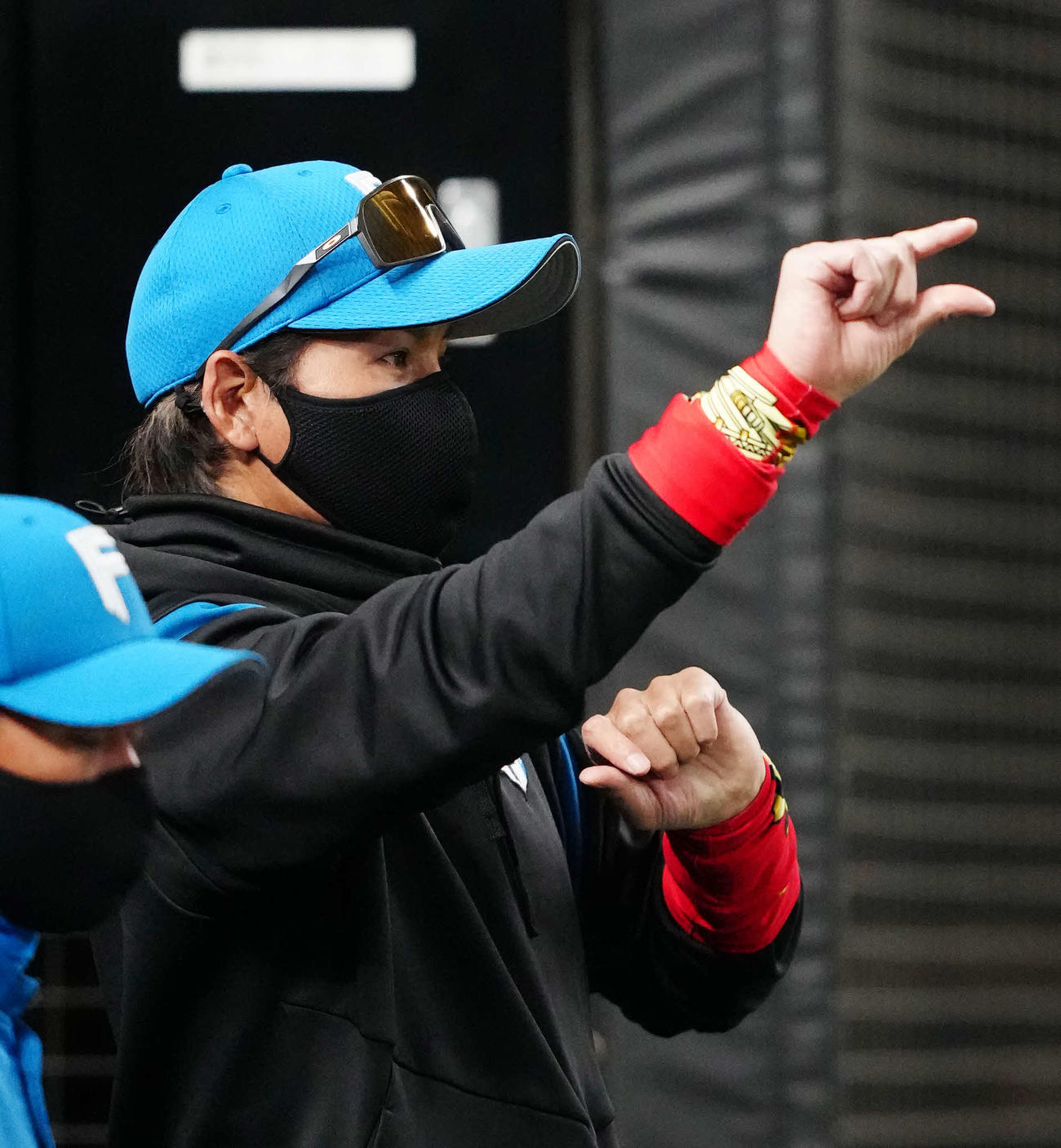 西武対日本ハム　2回裏、ベンチから指示を出す日本ハム新庄監督（撮影・江口和貴）