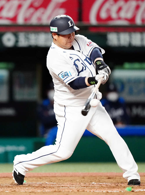 西武対日本ハム　2回裏西武2死満塁、3点適時二塁打を放つ中村（撮影・江口和貴）