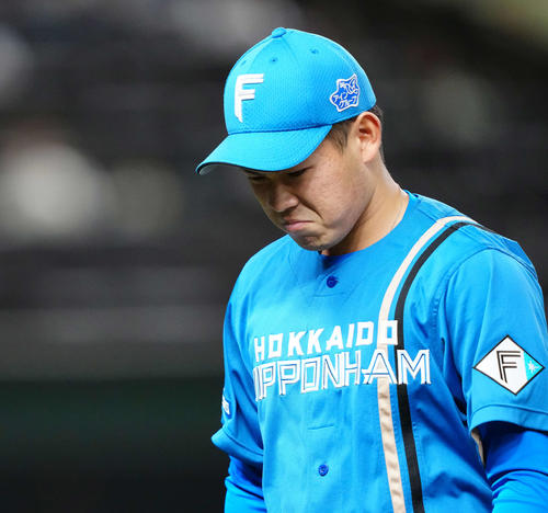 西武対日本ハム　2回裏終了後、厳しい表情でベンチに引き揚げる日本ハム先発の根本（撮影・江口和貴）