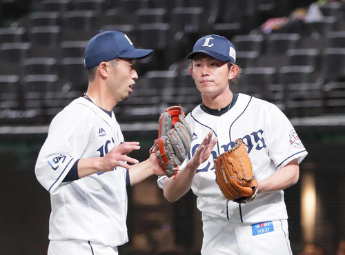 西武対日本ハム　4回を無失点で終えた西武今井（右）は外崎らを迎える（撮影・足立雅史）