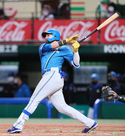 西武対日本ハム　7回表日本ハム1死、左越え本塁打を放つヌニエス（撮影・足立雅史）