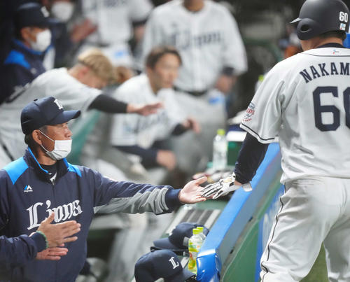 西武対日本ハム　7回裏、代走を送った西武中村（右）とタッチをかわす辻監督（撮影・江口和貴）