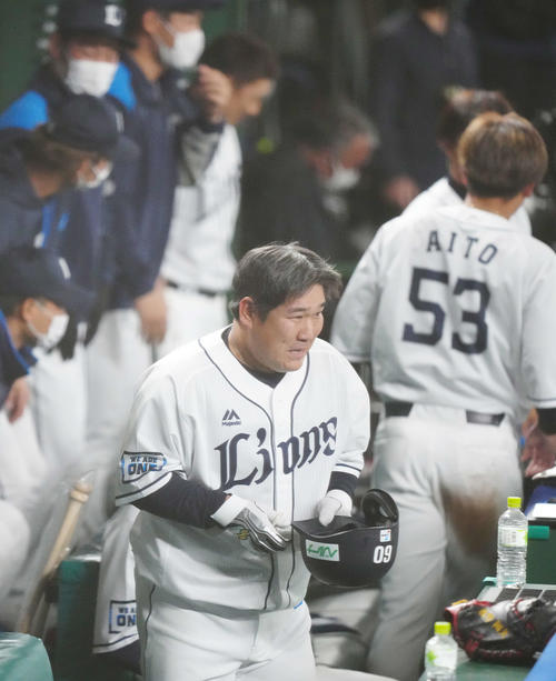 西武対日本ハム　7回裏西武2死、左前打を放ち、代走を送られベンチに引き揚げた中村（中央）（撮影・江口和貴）