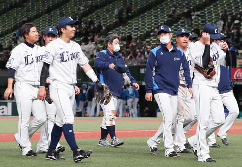 西武対日本ハム　勝利しスタンドに応える西武中村（中央）ら（撮影・足立雅史）