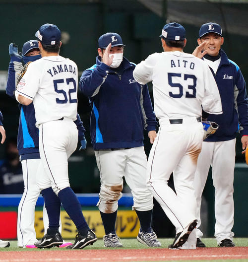 西武対日本ハム　勝利のタッチをかわす西武中村（中央）（撮影・江口和貴）