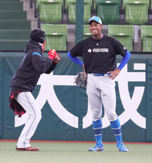 試合前、練習中の日本ハム万波（右）は新庄監督の指導に笑顔を見せる（撮影・足立雅史）