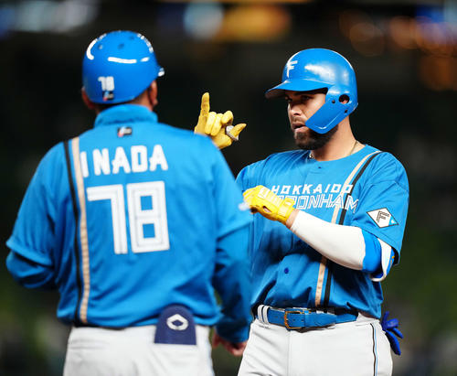 西武対日本ハム　2回表日本ハム1死一塁、右前打を放ったヌニエス（右）（撮影・江口和貴）