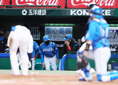 西武対日本ハム　2回裏西武2死満塁、森（左）に日本ハム先発根本が先制の押し出しの四球を与え渋い表情の新庄監督（中央右）（撮影・足立雅史）