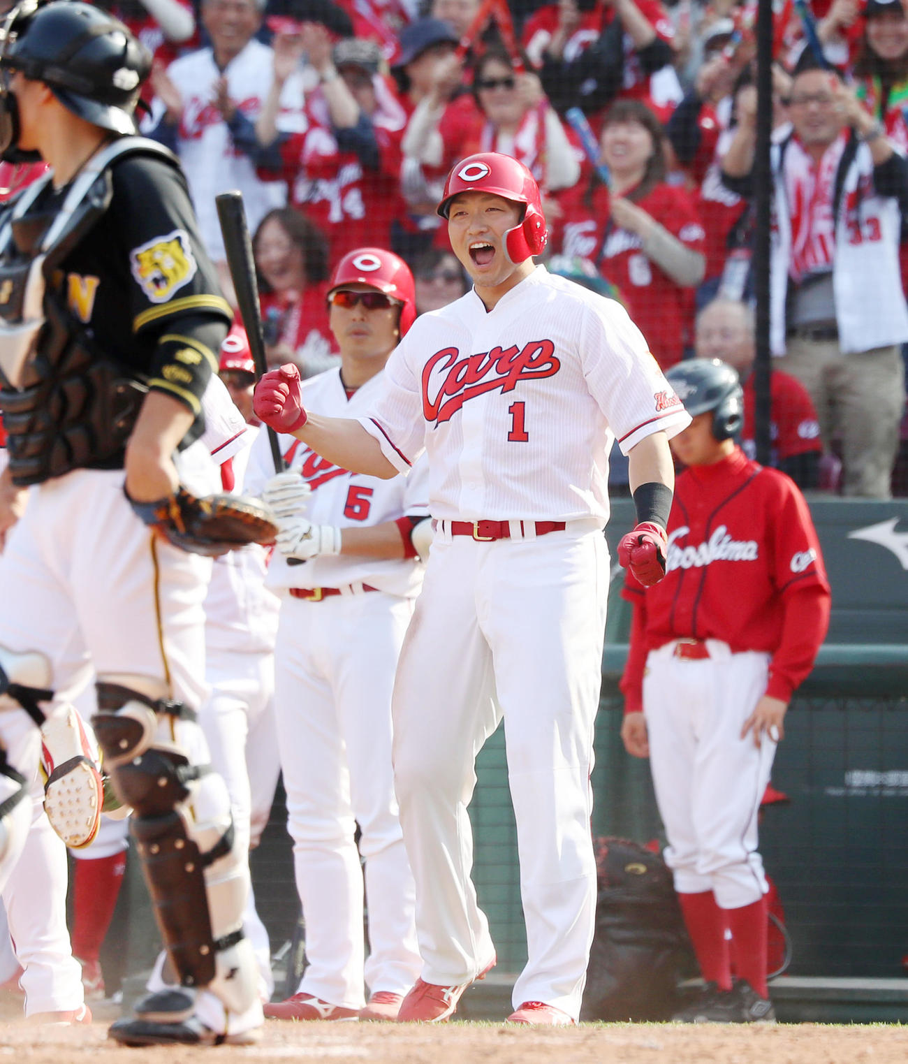 19年4月、阪神戦でガッツポーズを見せる広島鈴木