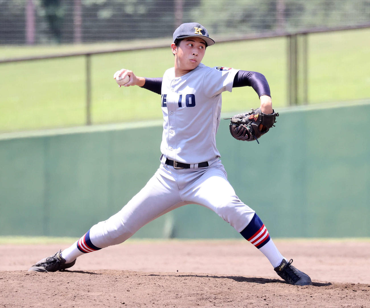 21年7月22日、高校野球神奈川大会　桐光学園戦で力投する慶応・前田