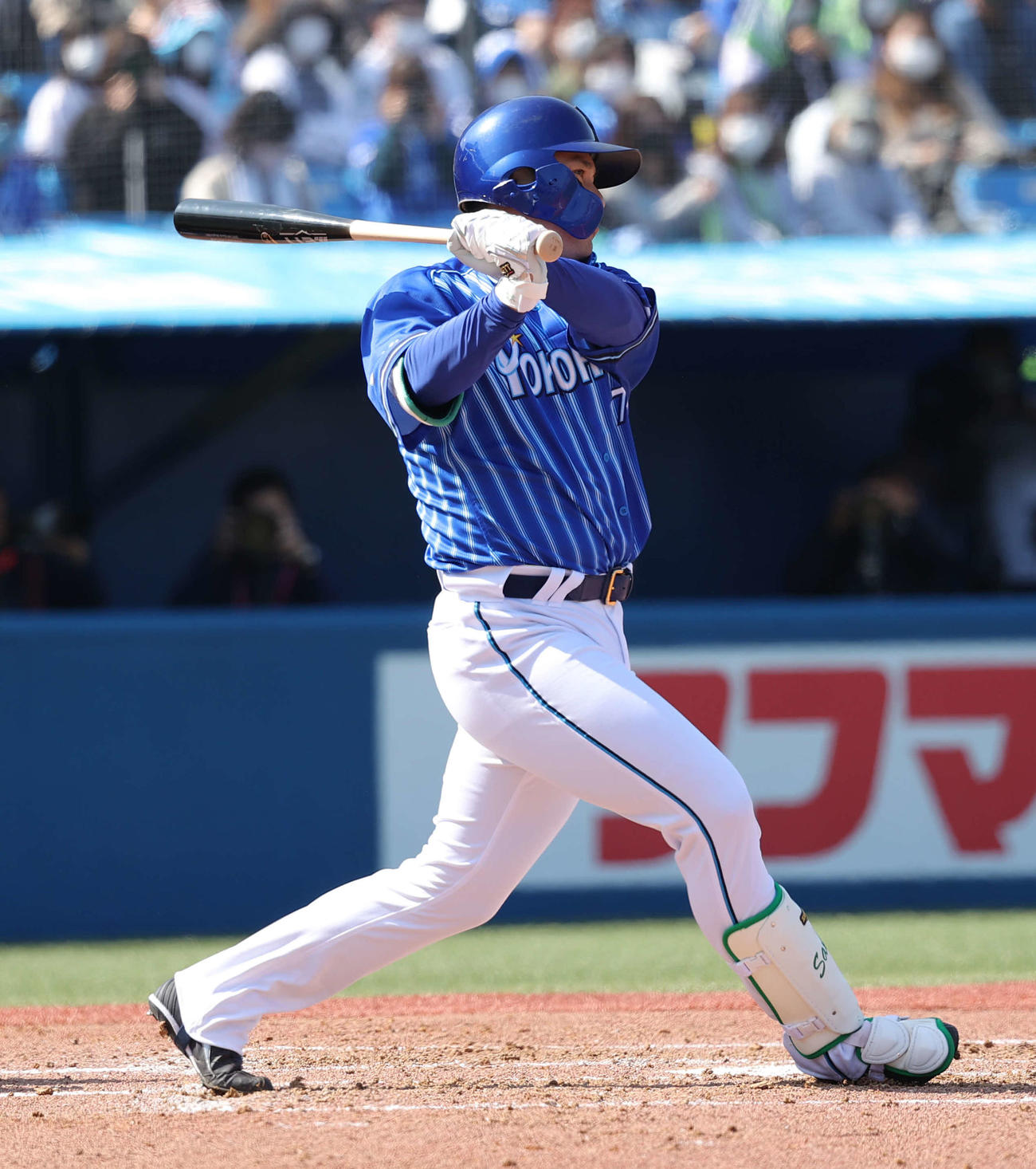 ヤクルト対DeNA 2回表DeNA2死、右前打を放つ佐野（撮影・河野匠）