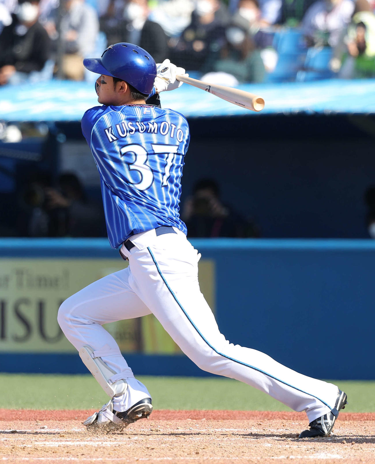 ヤクルト対DeNA 5回表DeNA無死一塁、右越え2点本塁打を放つ楠本（撮影・河野匠）