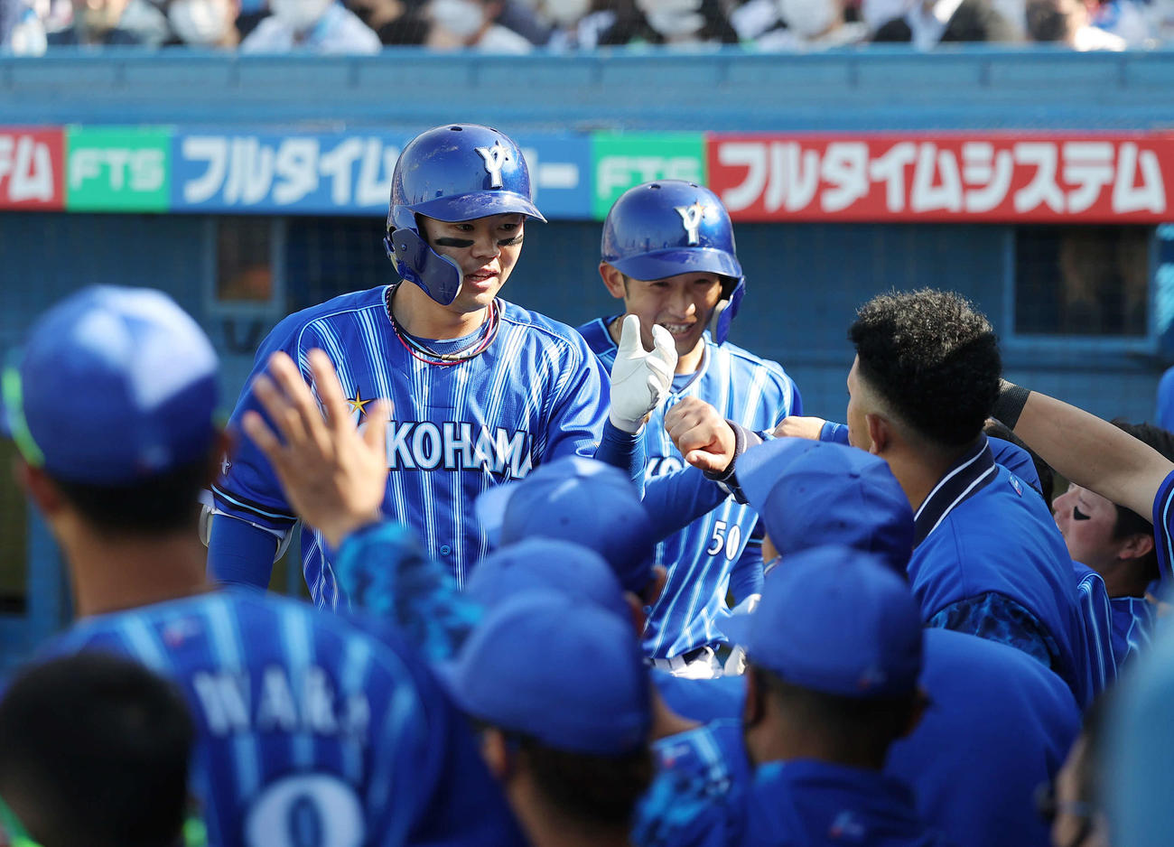 ヤクルト対DeNA 5回表DeNA無死一塁、右越え2点本塁打を放ちベンチに迎えられる楠本（左）（撮影・河野匠）