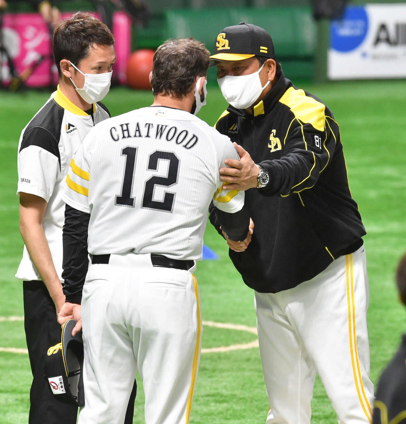 ソフトバンク対阪神　試合前、チャトウッド（左から2人目）からあいさつされ、肩をたたく藤本監督（撮影・岩下翔太）