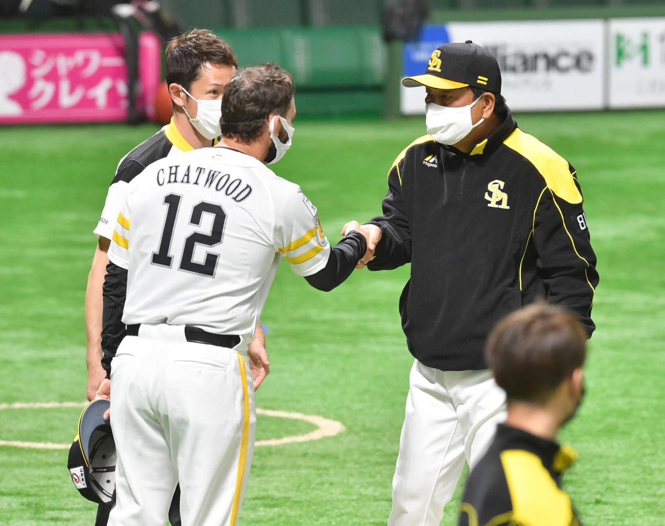 ソフトバンク対阪神　試合前、チャトウッド（左）と握手を交わす藤本監督（撮影・岩下翔太）