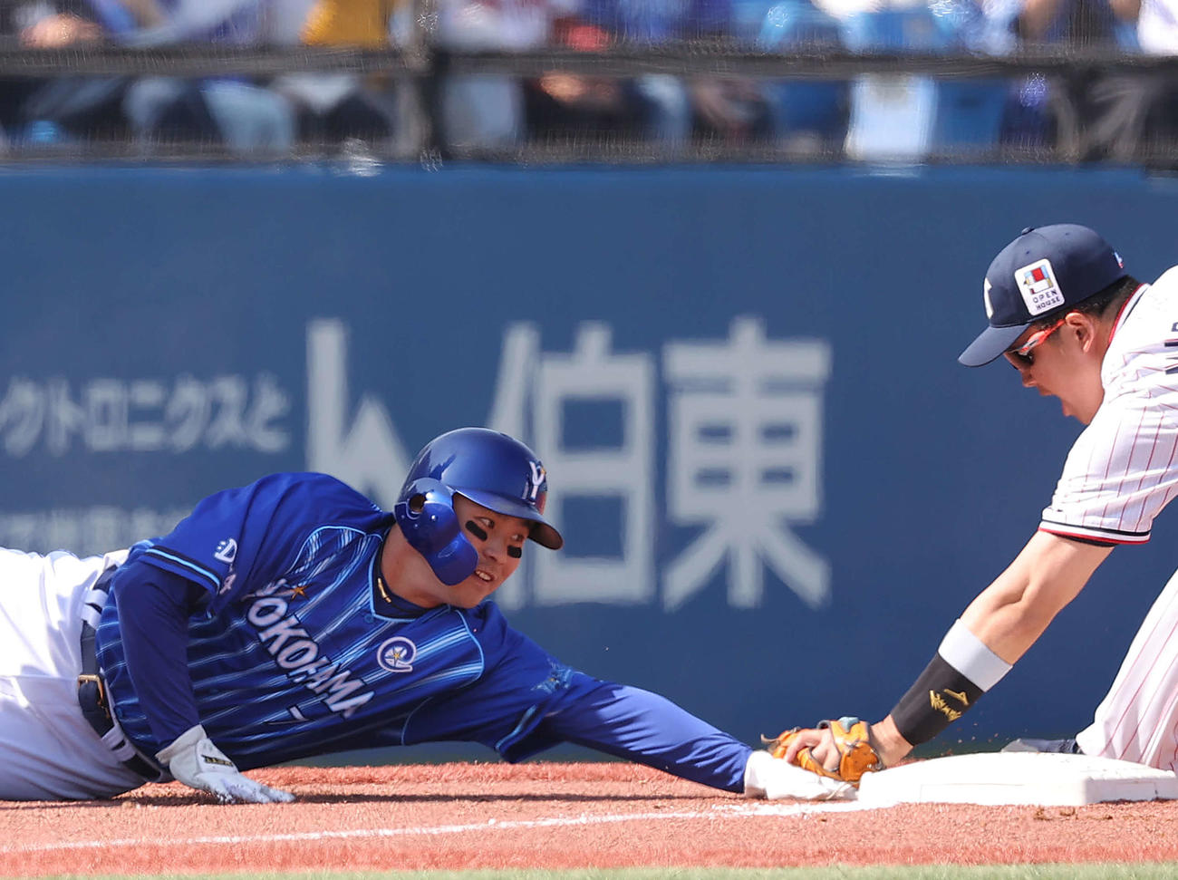 ヤクルト対DeNA 2回表DeNA2死一塁、知野の右前打で三塁進塁を狙った佐野だが塁から手が離れてしまいタッチアウトとなる。三塁手村上（撮影・河野匠）