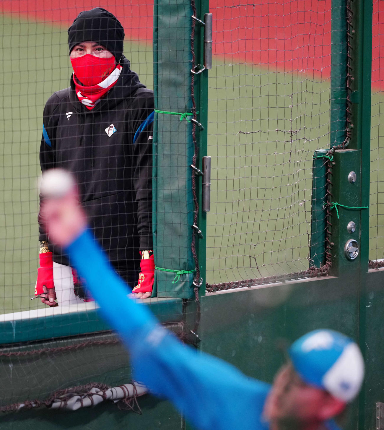 西武対日本ハム　試合前練習中、ブルペン投球する日本ハム姫野（手前）を見つめる新庄監督（撮影・江口和貴）