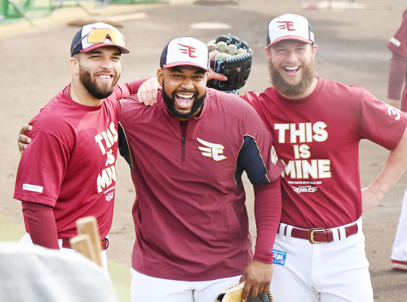 オリックス戦の試合前練習で新加入の楽天ギッテンス（中央）はマルモレホス（左）とブセニッツと仲良く記念撮影（撮影・滝沢徹郎）