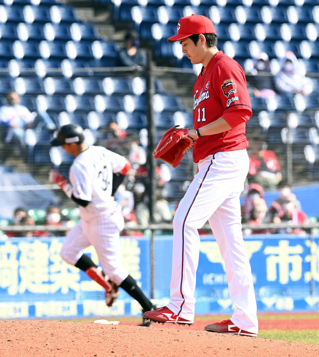 ロッテ対広島　5回裏ロッテ1死、佐藤都にソロ本塁打を浴びる九里（撮影・たえ見朱実）