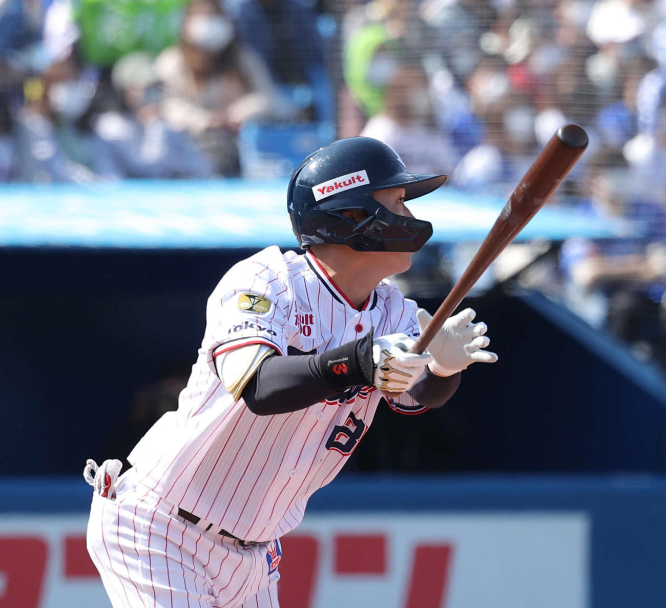 2回裏ヤクルト1死一、二塁、先制の2点適時二塁打を放つ長岡（撮影・河野匠）