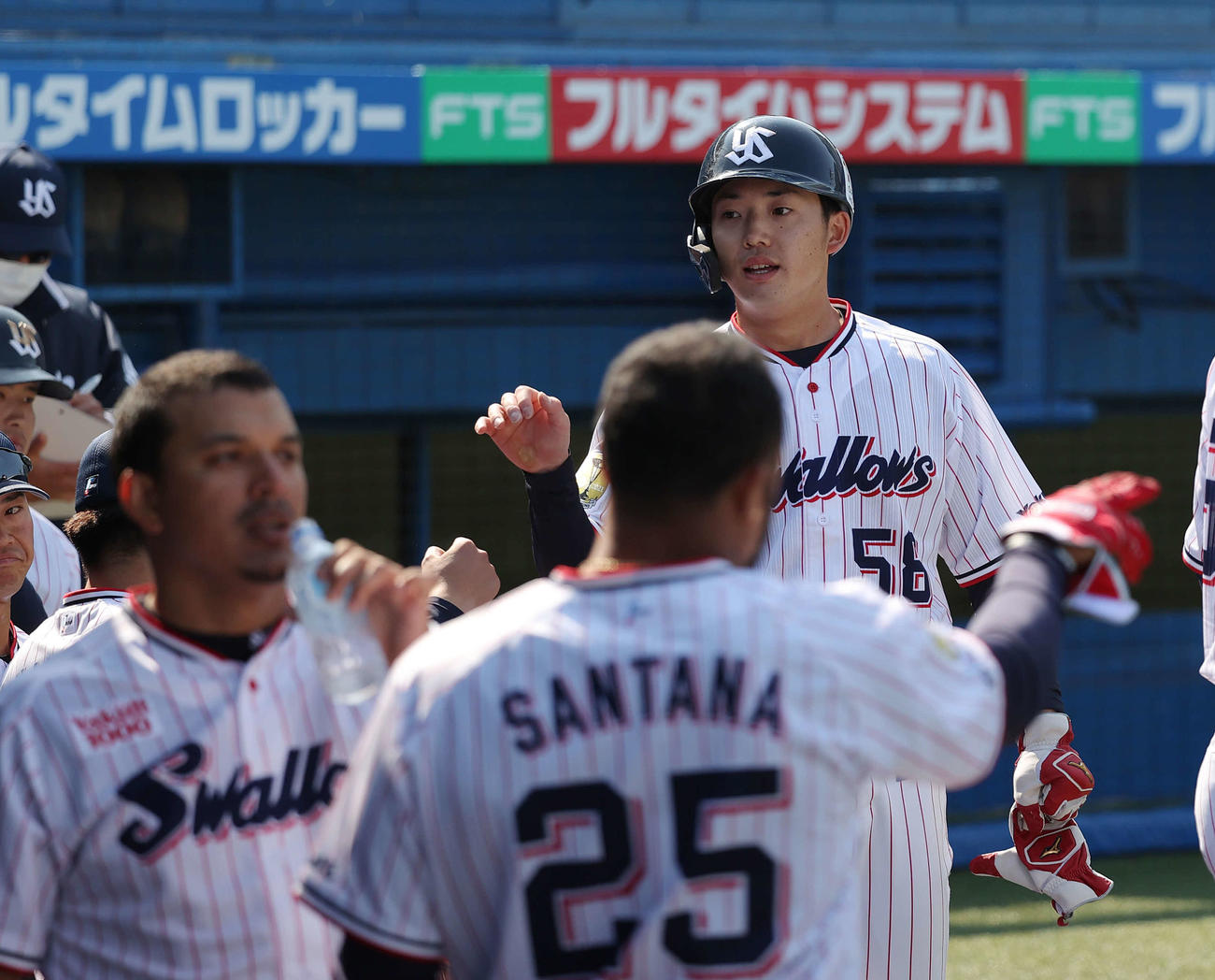 ヤクルト対DeNA 2回裏を終え、先制2点適時二塁打を放った長岡（右）はベンチに迎えられる（撮影・河野匠）