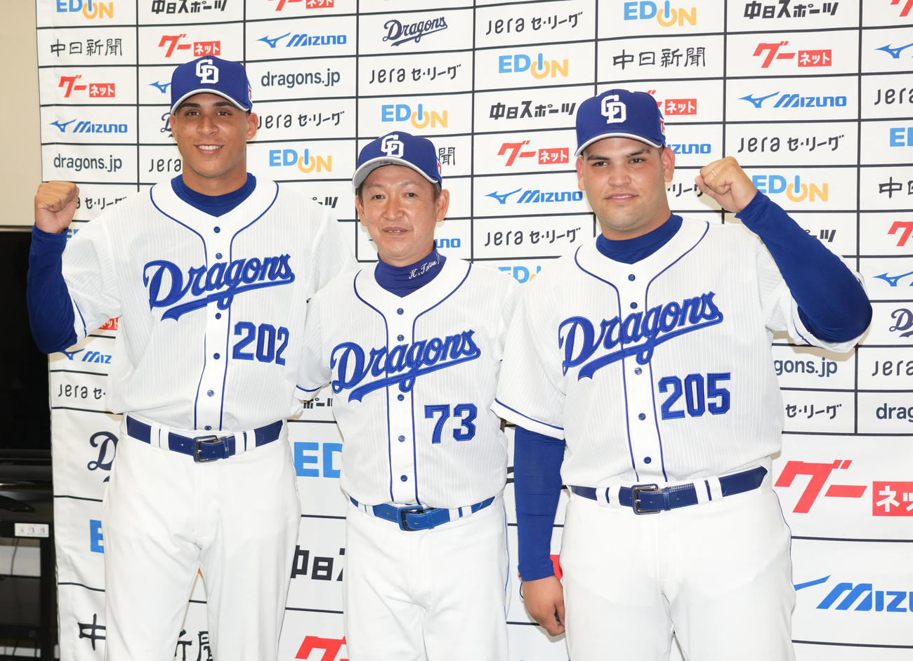 中日対巨人　試合前、入団会見を行いフォトセッションに応じる（左から）アルバレス、立浪監督、ガルシア（撮影・森本幸一）