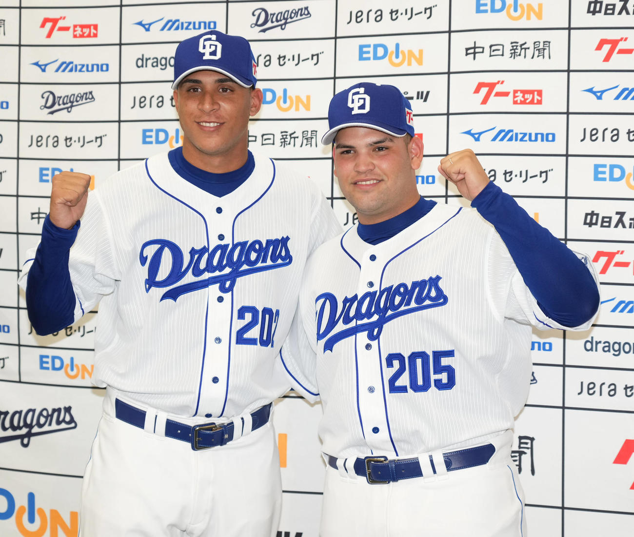中日対巨人　試合前、入団会見を行いフォトセッションに応じるアルバレス（左）とガルシア（撮影・森本幸一）