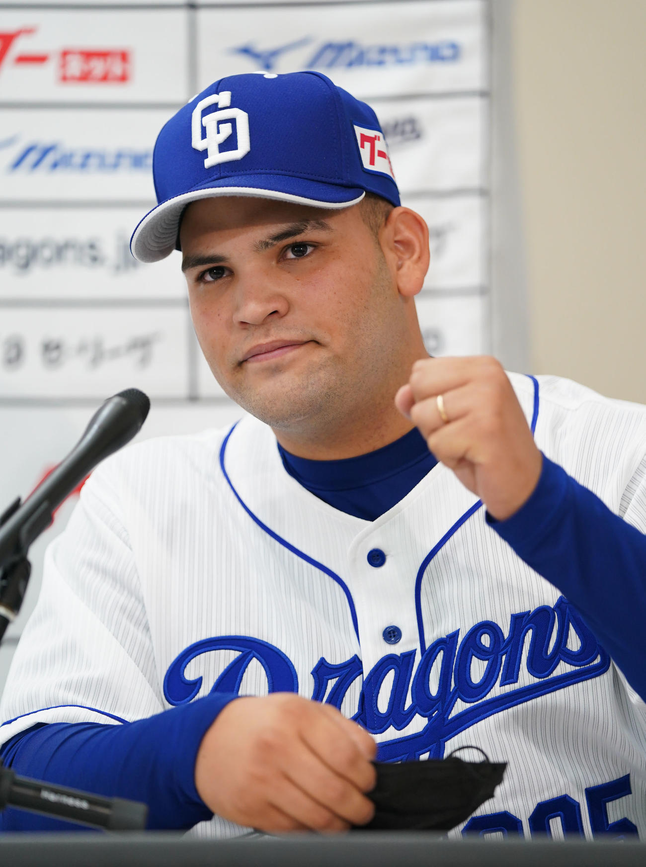 オープン戦中日対巨人　試合前、入団会見を行うギジェルモ・ガルシア（撮影・森本幸一）