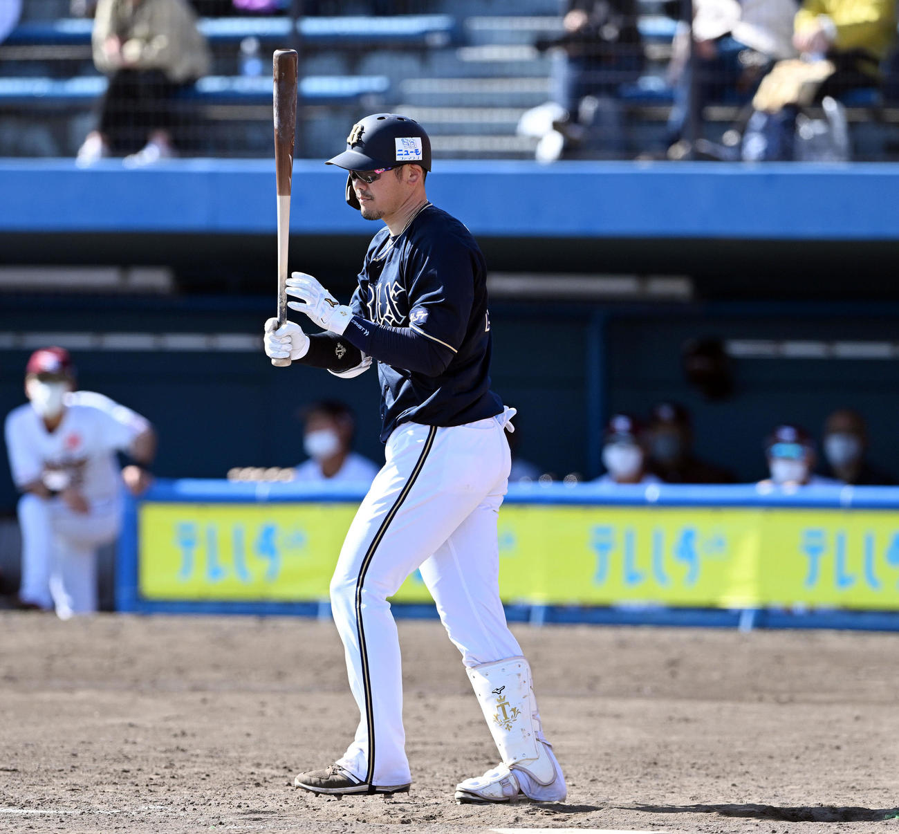 楽天対オリックス　4回表オリックス無死満塁、押し出し四球で出塁するT－岡田（撮影・滝沢徹郎）