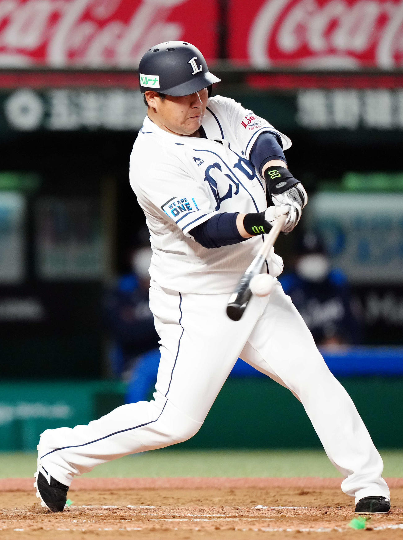 西武対日本ハム　2回裏西武2死満塁、3点適時二塁打を放つ中村（撮影・江口和貴）