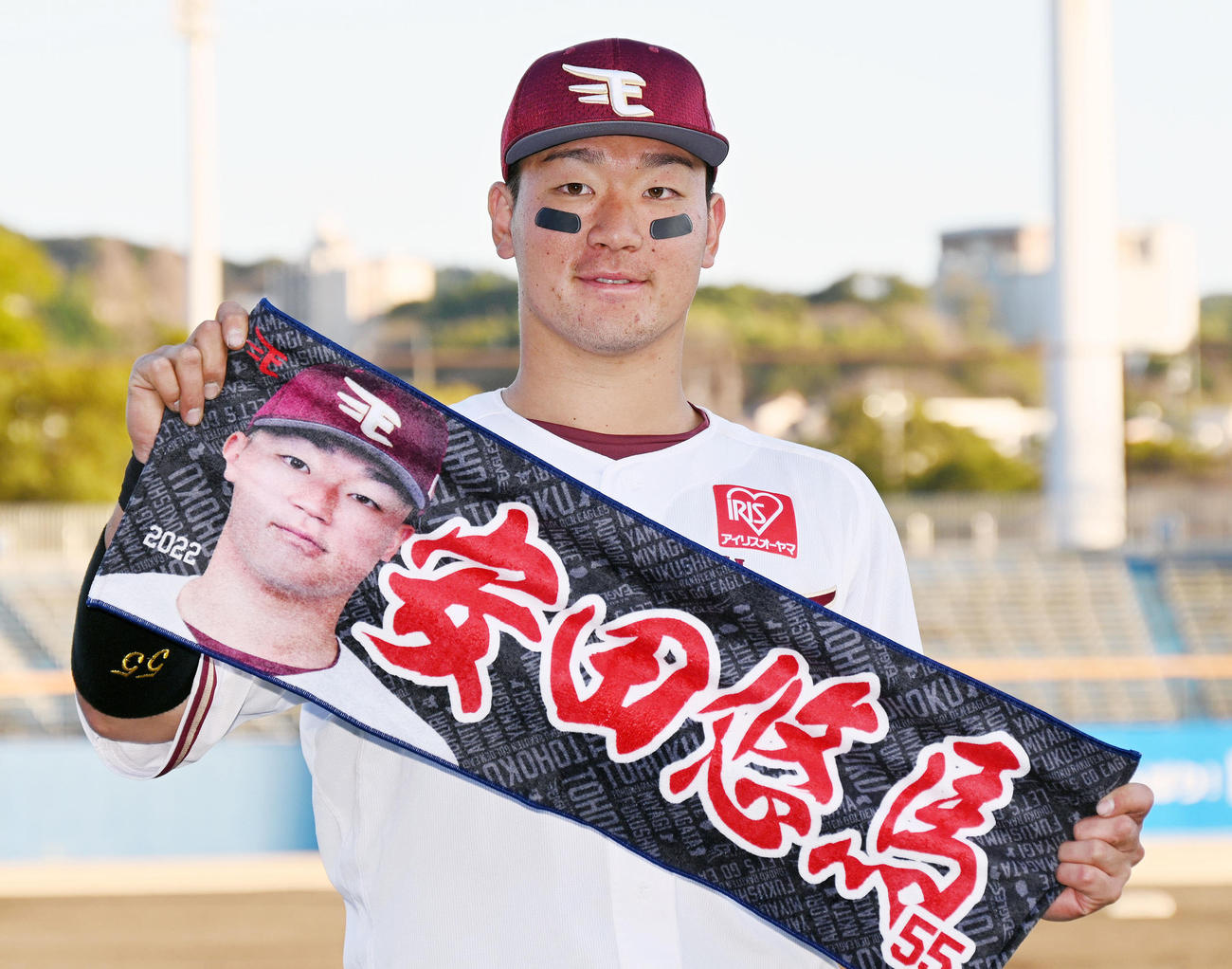 ヒーローインタビューを終え自身のタオルを手にポーズを決める楽天安田（撮影・滝沢徹郎）