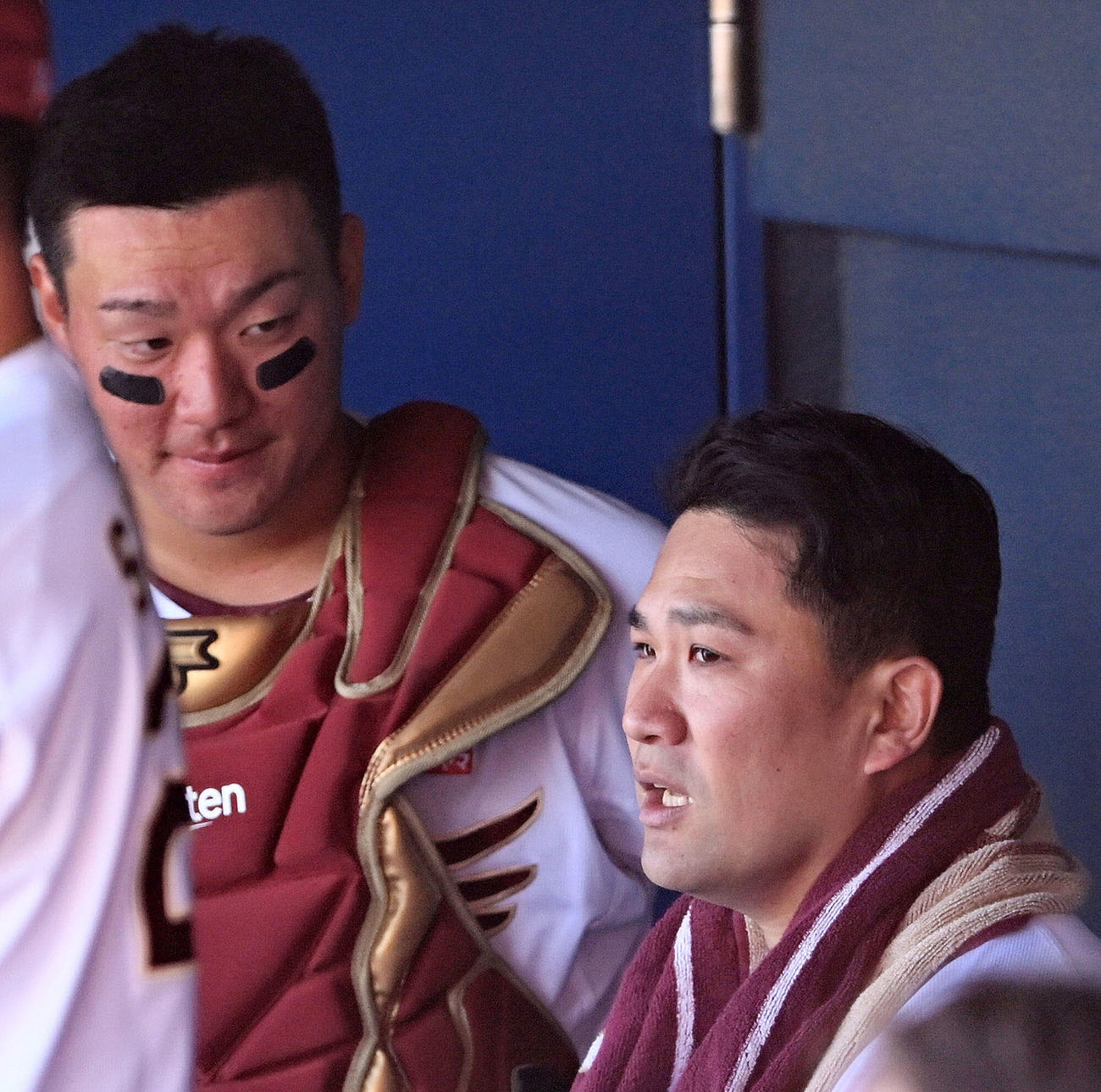 ベンチで楽天田中将大（右）と話す安田（撮影・滝沢徹郎）