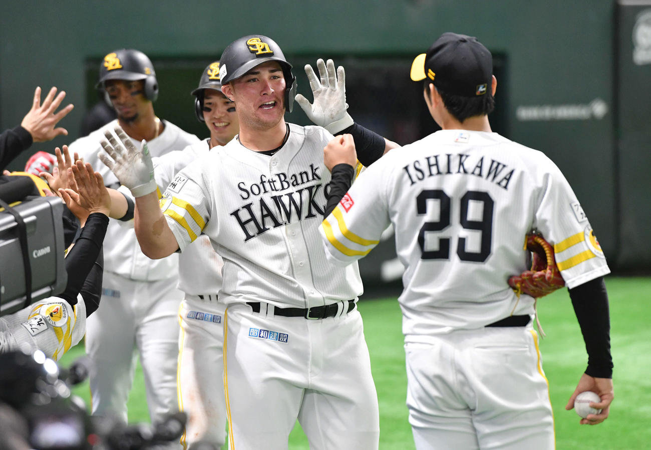ソフトバンク対阪神　4回裏ソフトバンク2死一、三塁、先制の左越え3点本塁打を放ち、石川（右端）らナインと笑顔でタッチを交わすリチャード（撮影・岩下翔太）